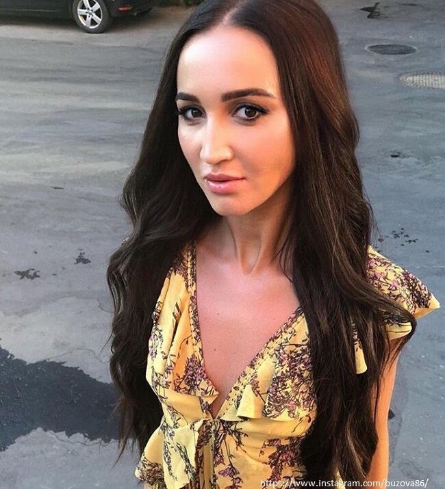 Ольга Бузова. Источник фото: https://newstes.ru/2022/08/04/olga-buzova-provodit-vremja-s-zhenatym-muzhchinoj.html