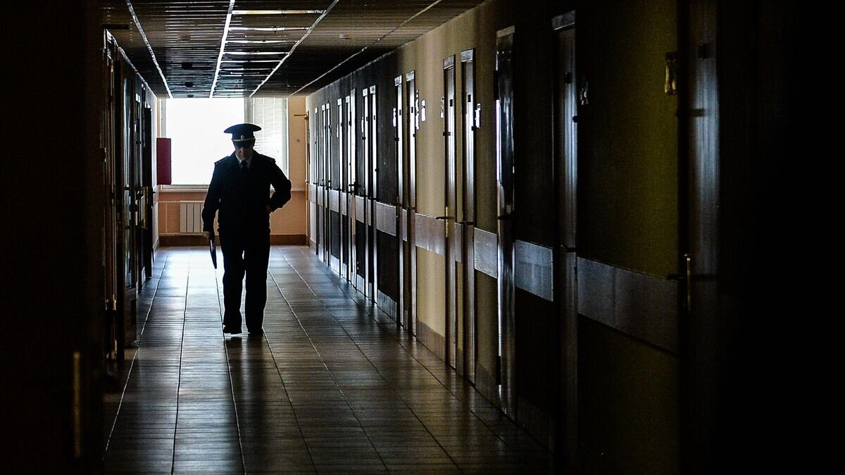   Сотрудник в коридоре Управления Министерства внутренних дел РФ по городу Москве© РИА Новости / Владимир Песня