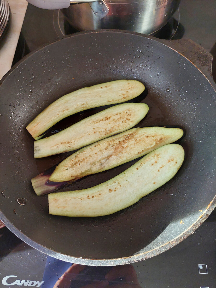 Обжариваем баклажаны. 