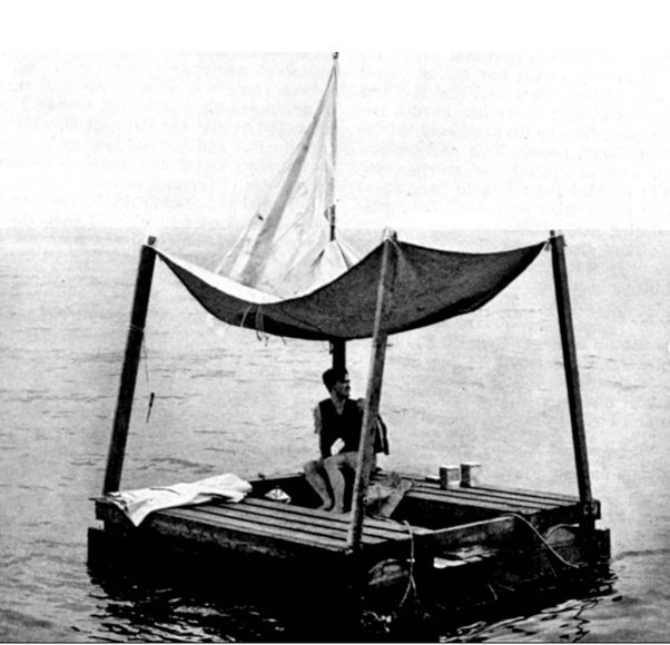 Пань Лянь на плоту посреди Атлантического океана. (фото: Википедия)