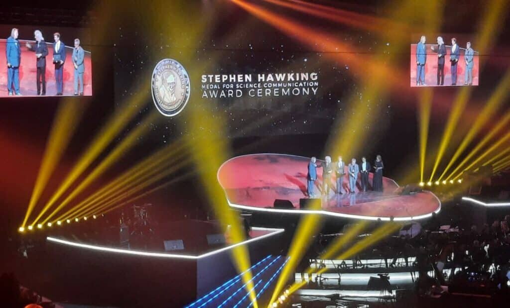    Брайан Мэй получил медаль Стивена Хокинга на фестивале Starmus VI в Ереване / @bagramyan26