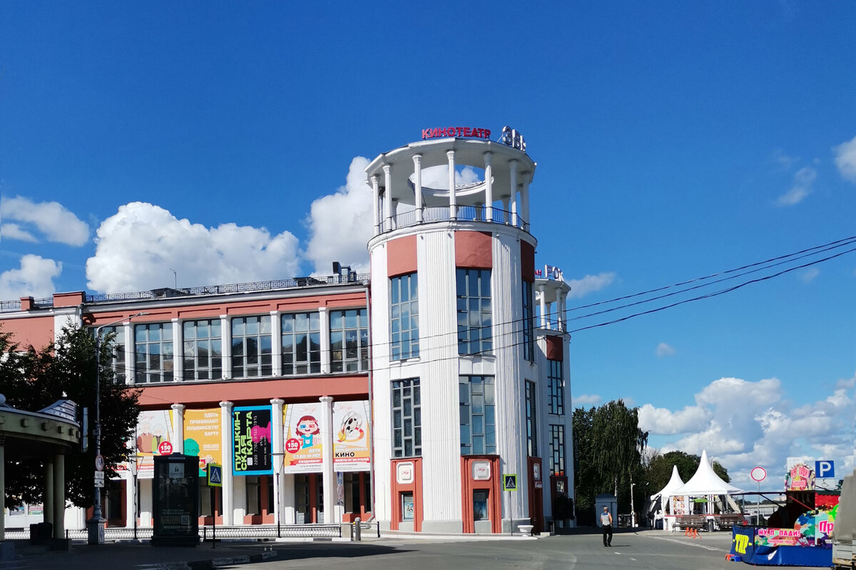 Если кому-то захочется перекусить, напротив кинотеатра неплохое и не очень дорогое кафе "Арзи", они первыми в Твери начали готовить шаварму (лично мне она у них больше всего нравится), пиццу (если будете брать, попробуйте стандартную, квадратную :)), гамбургеры, ну и обычная кухня у них тоже присутствует. Есть ещё арабские сладости, так как хозяева, кажется, ливанцы.