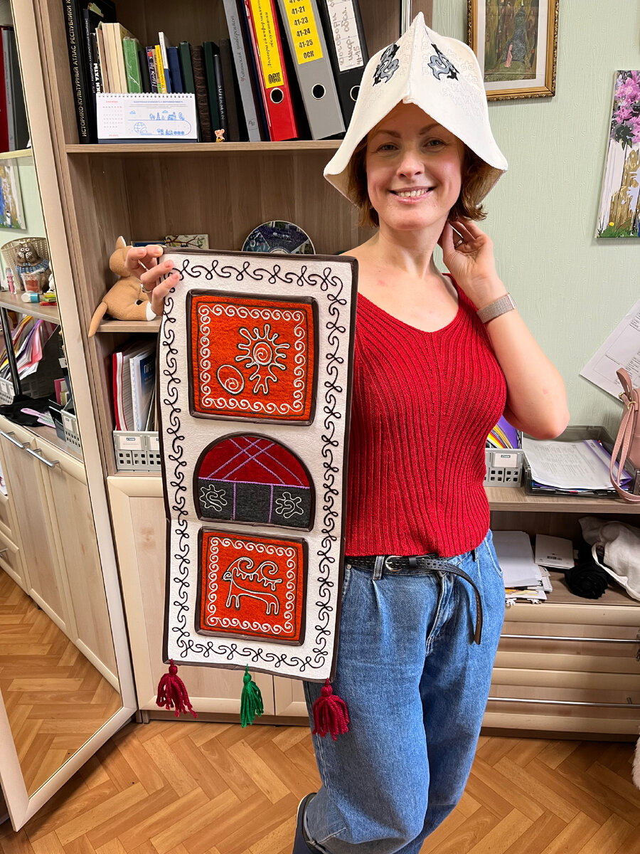 Как и мои коллеги, которые принесли на работу настоящий киргизский колпак и панно😉🙌🏻