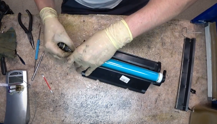 Фото 74. Отводим шторку, как показано на фото, и пружина встанет сама в нужное положение