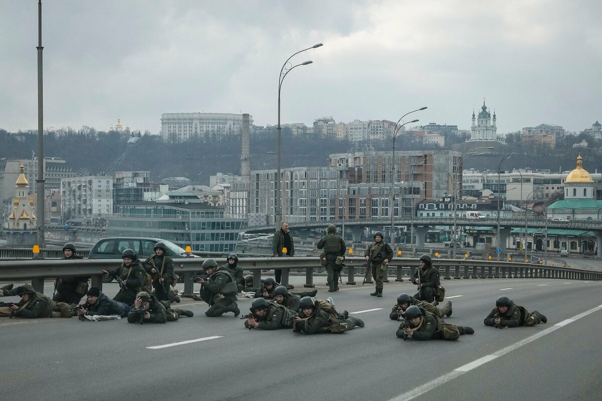 Весной в Киеве на мосту. тероборона.   фото: картинки  яндекса.