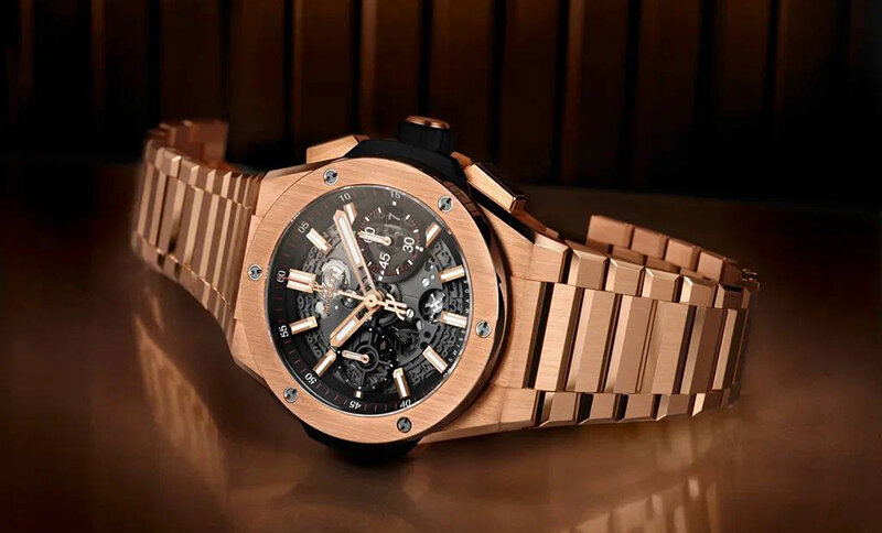 Часы Hublot Big Bang Integral в 42 мм корпусе из золота King Gold с интегрированным браслетом. Модель оснащена мануфактурным механизмом с автоматическим заводом, отвечающим за работу часовой, минутной и малой секундной стрелок, flyback-хронографа и индикатора даты