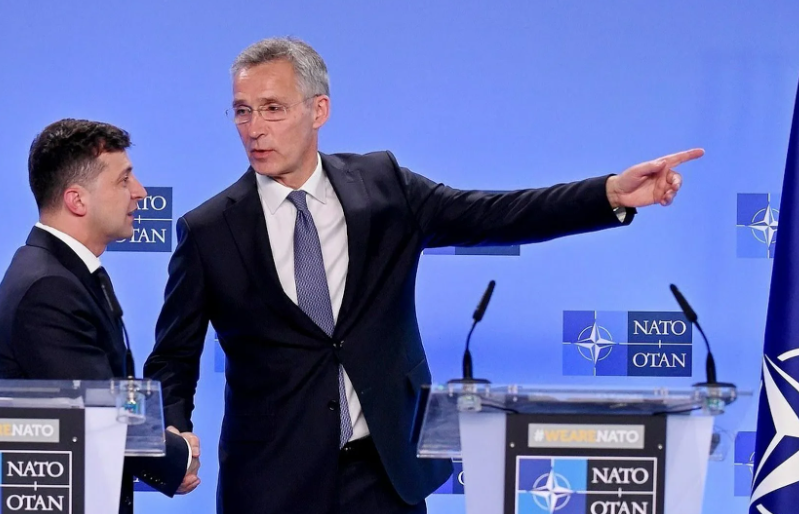 Генсек НАТО Столтенберг показывает Зеленскому дорогу в туалет (фото с сайта sharij.net)