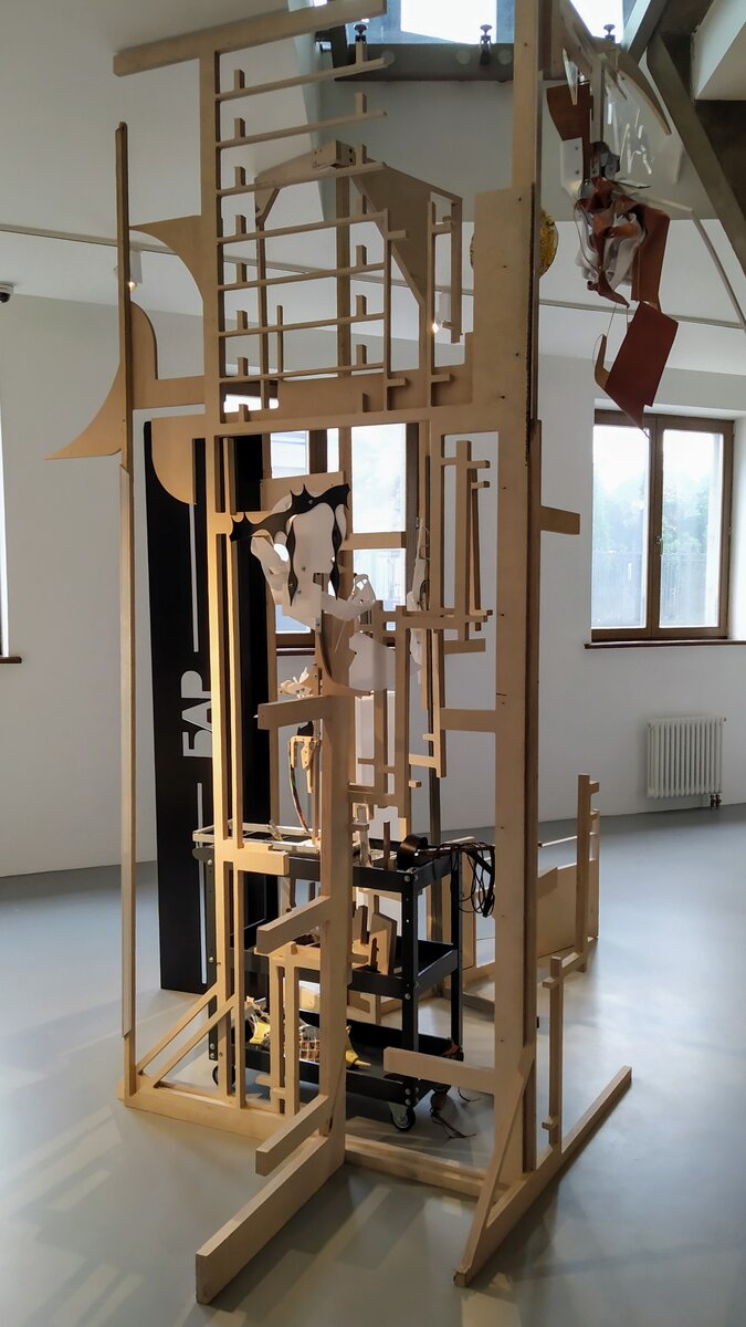 Смысл этой "шведской стенки" оказался мне не доступен. Миша Бурый, скульптура из отходов(без названия). Фото автора.