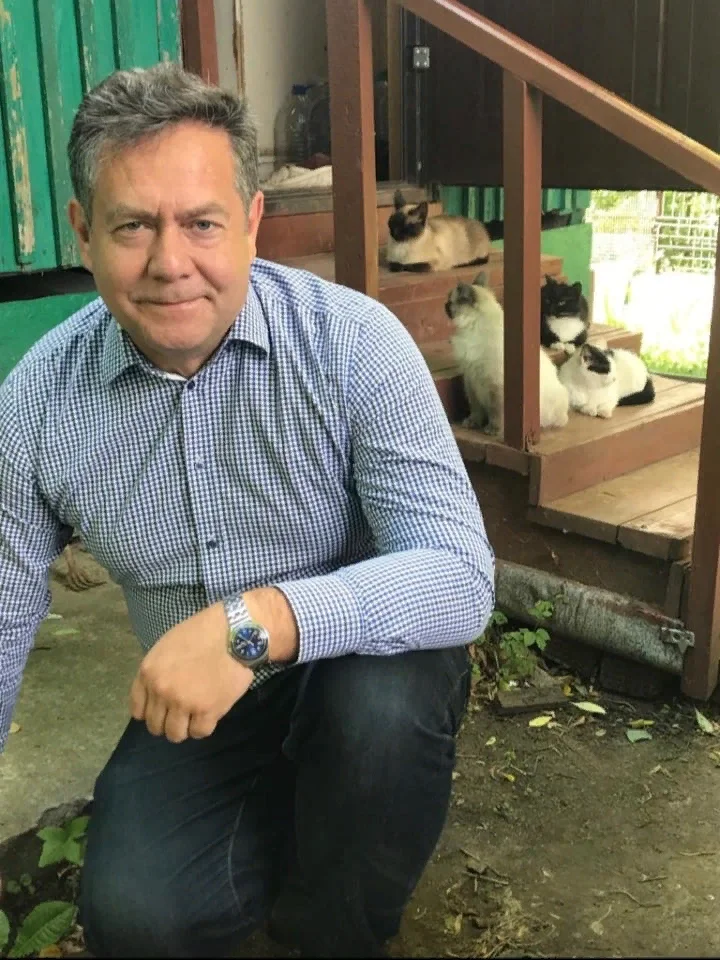 Особенно, Платошкин любит кошек. https://avatars.dzeninfra.ru/get-zen_doc/4340823/pub_604b2c4f53bd6e5e973e12a2_61863430f497f655491e73c0/scale_1200