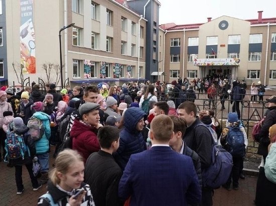     Ученики и персонал эвакуировались из школ Биробиджана ФОТО: мэрия Биробиджана