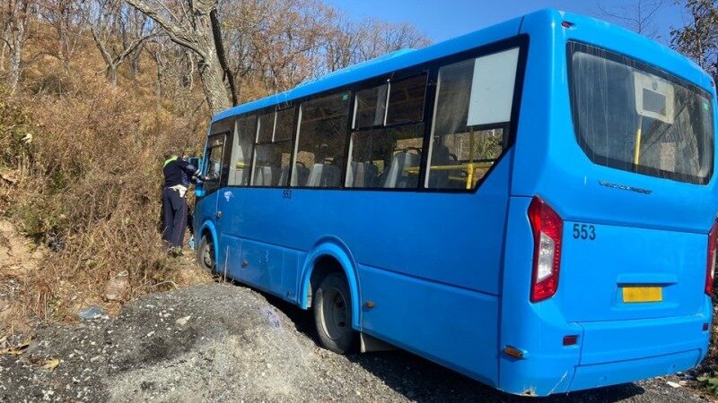     Полиция побывала на месте жёсткого ДТП с автобусом на Русском острове. В пресс-службе ведомства рассказали, что удалось выяснить специалистам.