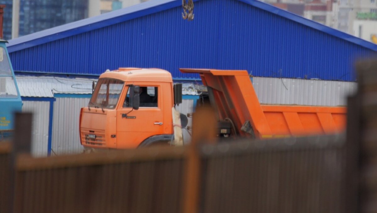     В Казани рабочие начали выгружать строительный песок к стенам частного дома в Московском районе. Застройщик заявил, что все работы ведутся в соответствии с нормами.