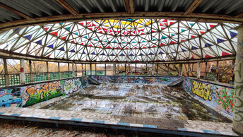 Заброшенный купольный бассейн с красивой мозаикой в Тульской области. Деревня Федоровка. Он так и не проработал ни дня