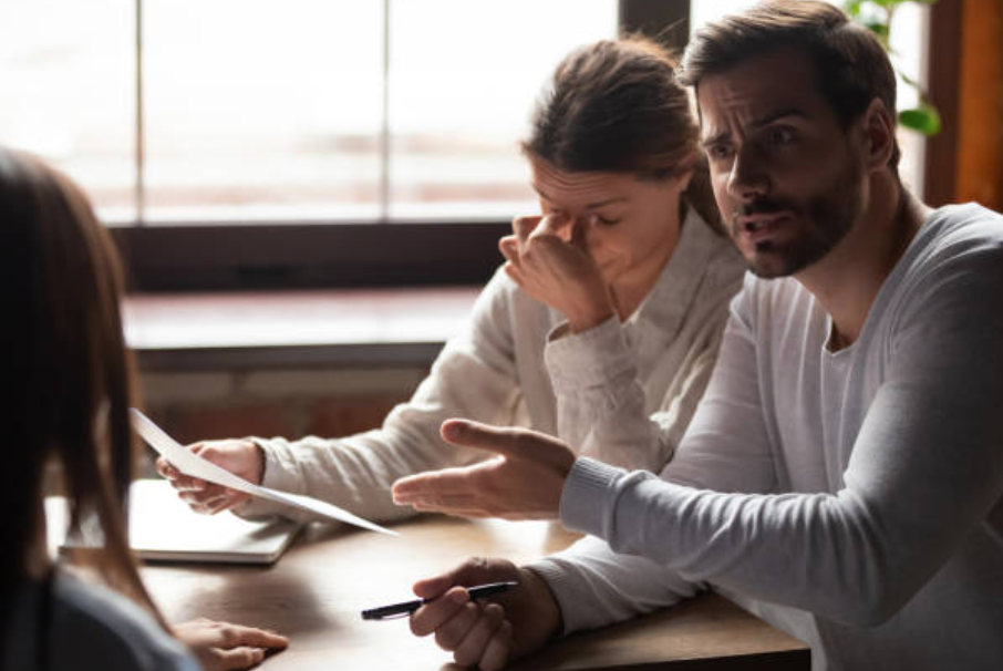 Очень немногие люди чувствуют себя в конфликтах и обвинениях нормально. Они умеют это делать потому, что знают, как себя вести, и сознательно применяют эти знания. Ваша очередь этому научиться.