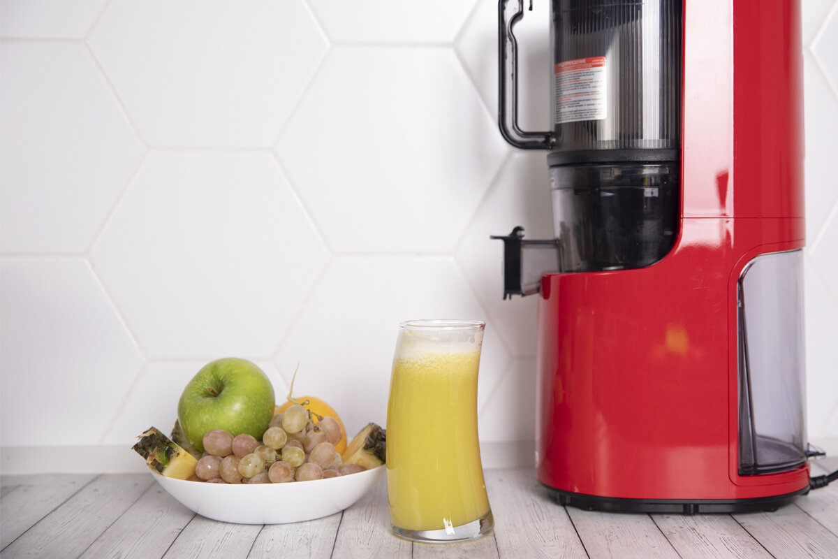 Эффективная соковыжималка Hurom H-200 выжала свыше литра сока всего за пару минут