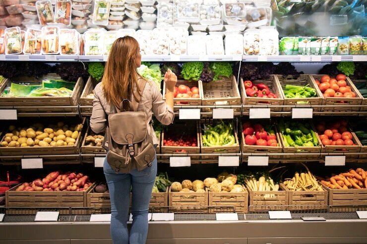 Покупатель обычно выбирает только самые красивые на вид овощи. Фото: ru.freepic.com 