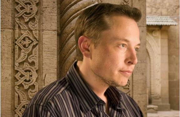    Илон Маск занимается самым актуальным​ блефом в мире