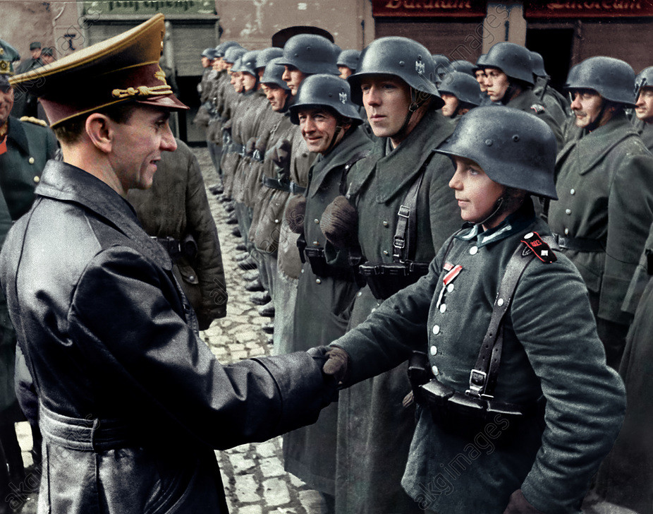 Мобилизация второй мировой. Гитлер награждает Гитлерюгенд 1945. Гитлер награждает Гитлерюгенд. Оборона Берлина Фольксштурм