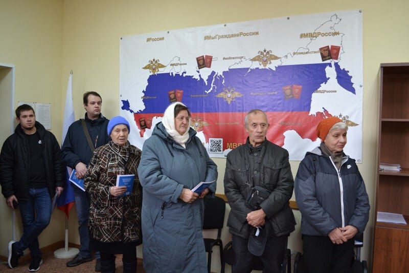    В Оренбуржье 13 жителям ДНР и Херсонской области вручили российские паспорта Елена Шкатова