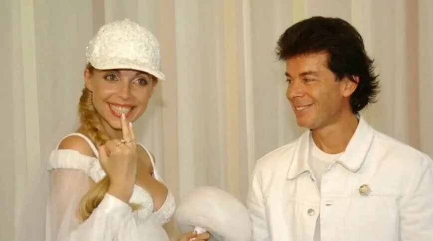 В 1996 году Газманов стал постоянно жить с Мариной. Брак оформили чуть позже. 