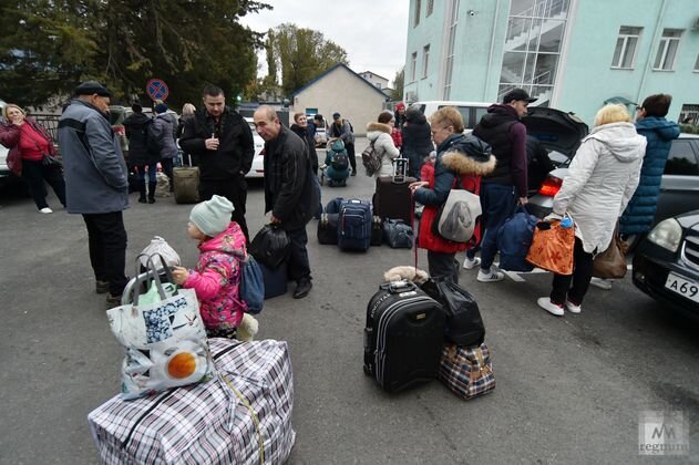    Прибытие перемещенных жителей Херсонской области на ж/д вокзал Джанкоя Александр Полегенько © ИА REGNUM
