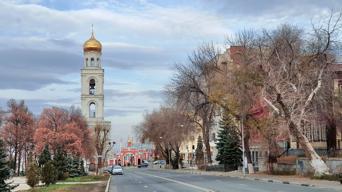 Колокольня Иверского монастыря со стороны драмтеатра Горького. Фото: Вячеслав Волков 