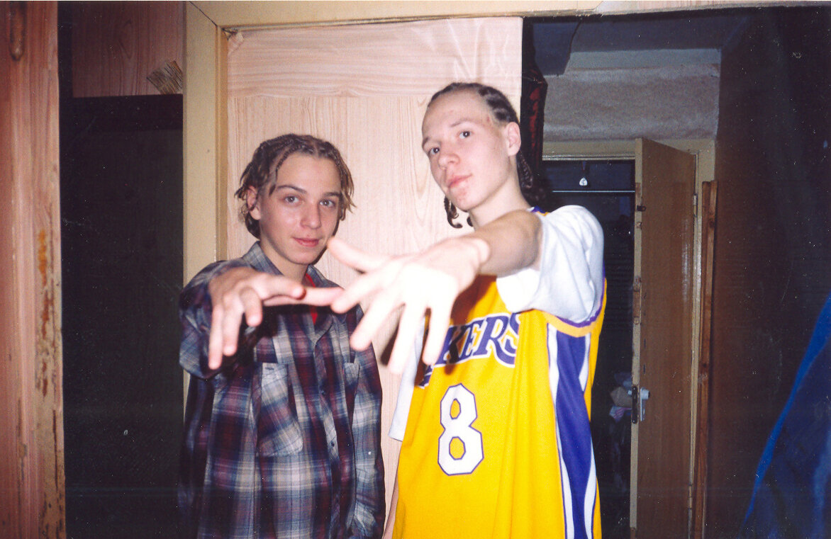 С братом. Примерно 2003 год. Фото с выступления нет, есть некачественное видео, но его сюда вставить нельзя. На мне также майка Кобе Брайанта, о нём речь будет ниже