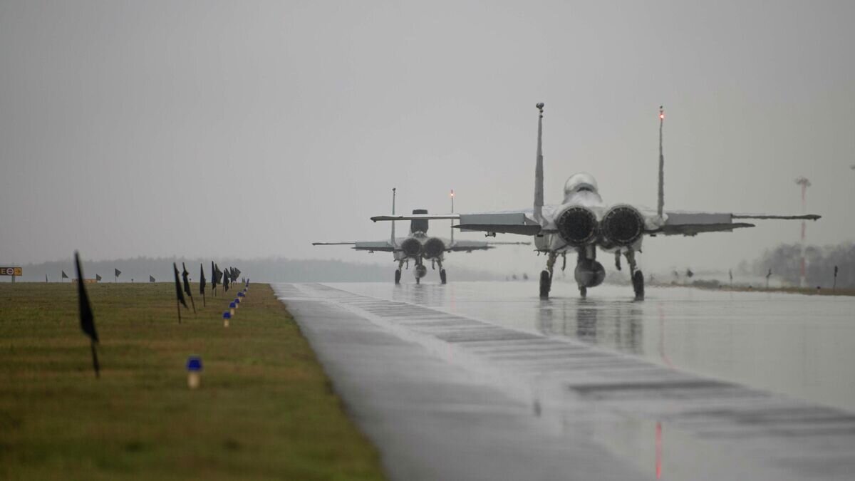    Истребители F-15C ВВС США на авиабазе в городе Ласк, Польша© Фото : U.S. Air Force / Tech. Sgt. Jacob Albers