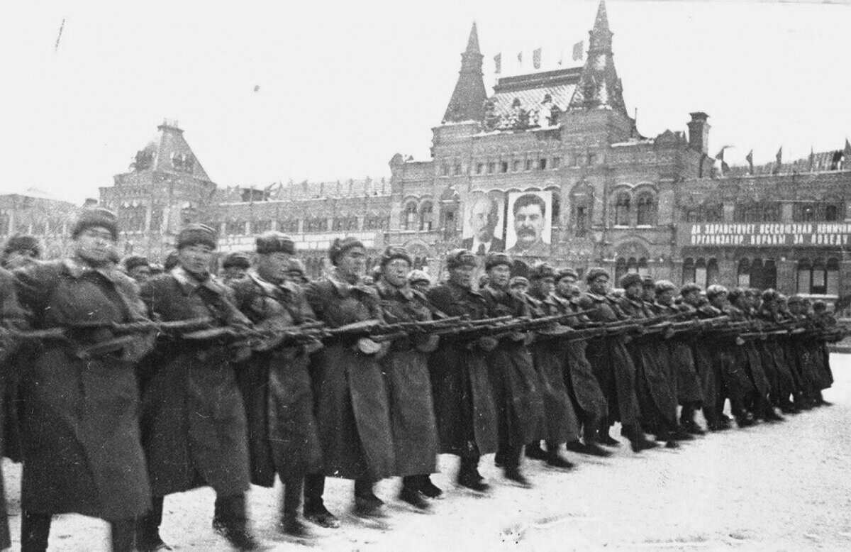 7 ноября 1941 года на Красной площади состоялся военный парад в честь 24-й годовщины Октябрьской революции.-2