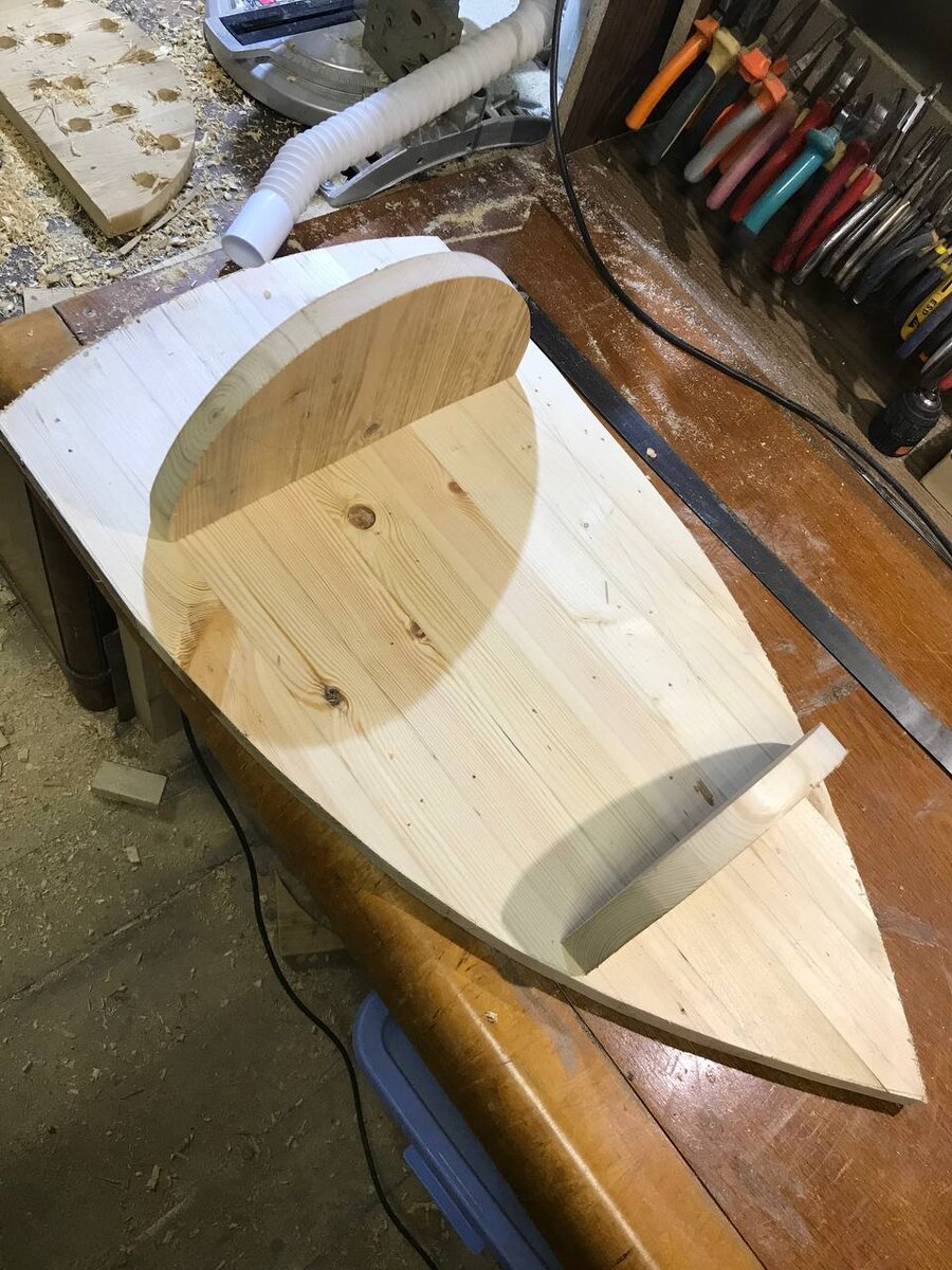 Верхняя часть сделать с первого раза не получилось. Начал просверливать и при близком расположении отверстий сосна начинала откалываться.