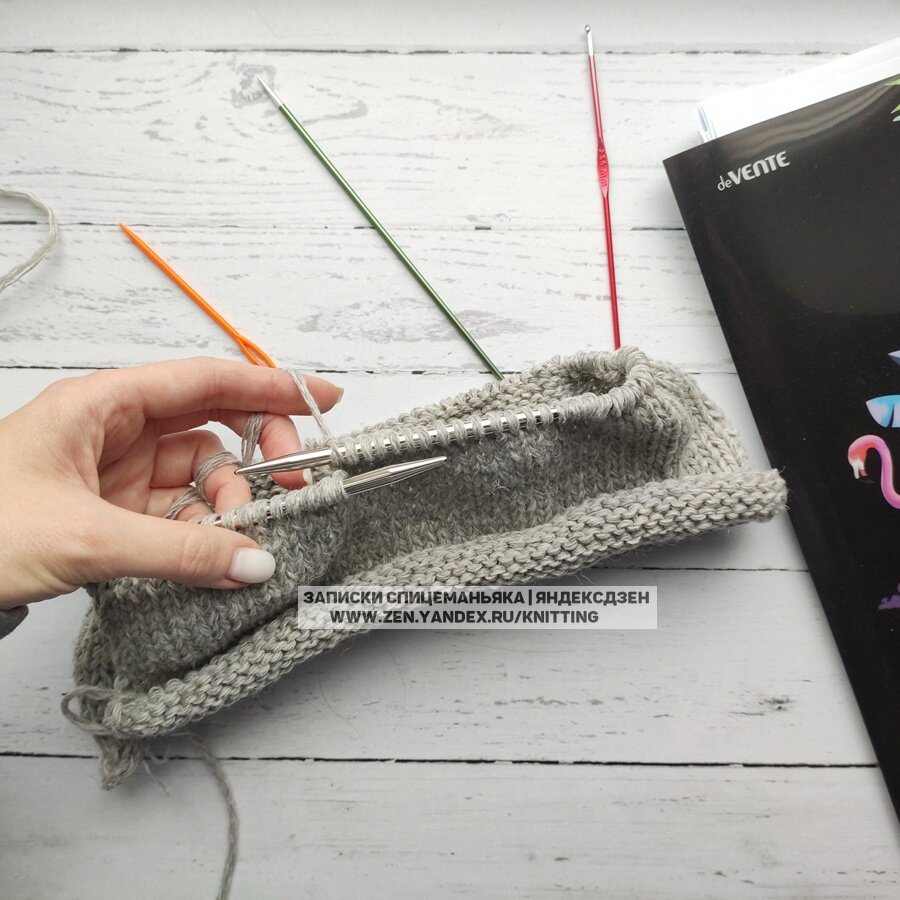 Подныриваю указательным пальцем под ведущую нить. Средний палец ложится сверху. И сложится именно так