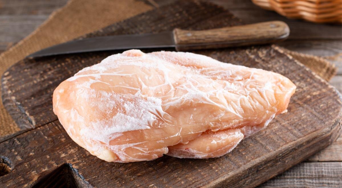 Мясо и рыбу лучше размораживать в холодильнике