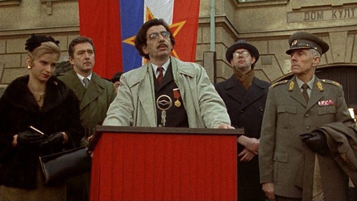 Эпизод из фильма. Марко выступает на открытии памятника Блэку. Слева - его жена Наталья 