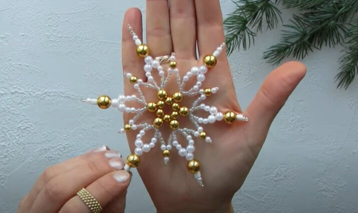    Снежинка из бисераИсточник: Кадр из видео