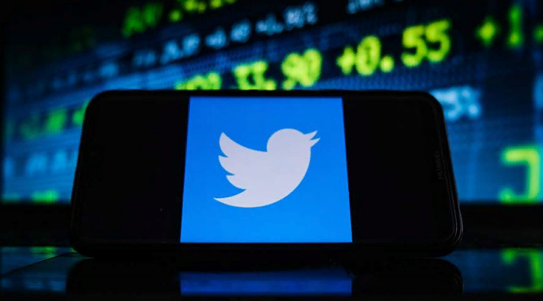 По большому счету - все дело в этой маленькой птичке. Кто владеет ею, тот владеет умами миллионов (фото с сайта iz.ru)