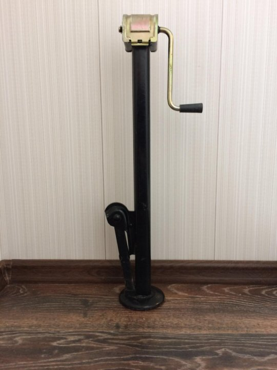 Естественно использовался штатный домкрат. Выше - пример.