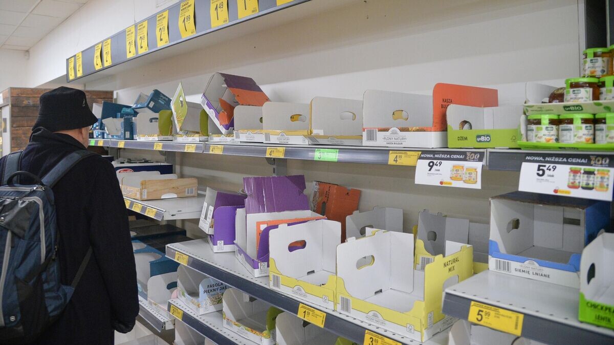    Торговые полки в продуктовом магазине в Варшаве© РИА Новости / Алексей Витвицкий