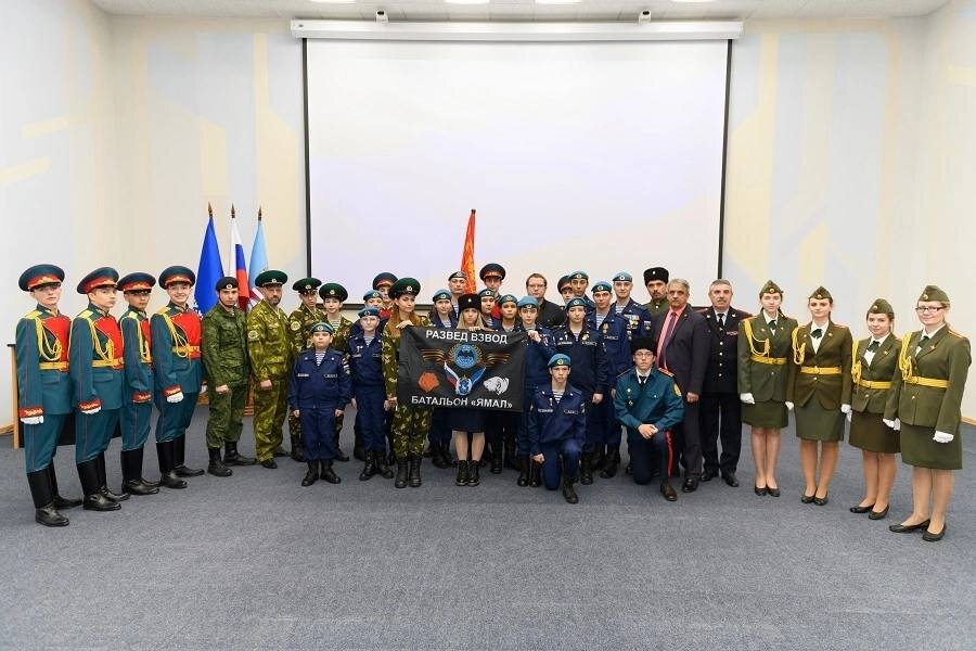    Бойцы разведвзвода батальона «Ямал» подарили Ноябрьску копию своего боевого знамени