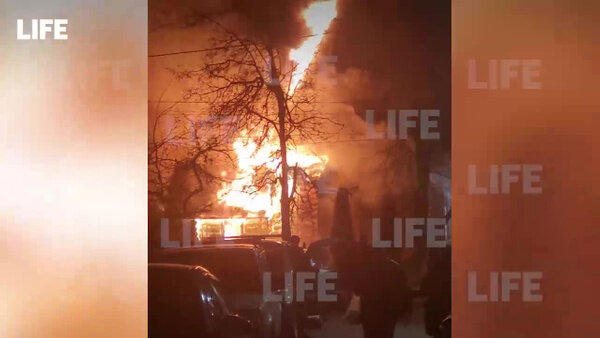 Загоревшаяся Вениаминовская церковь © VK / Уткина заводь