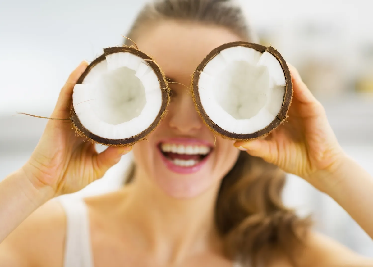 Так они пришли к выводу, что кокосовое масло  повышает уровень плохого холестерина и провоцирует сердечно-сосудистые заболевания. 