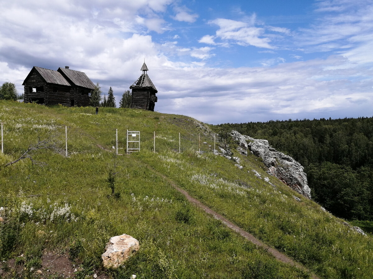 Экотропа ведет в гору.