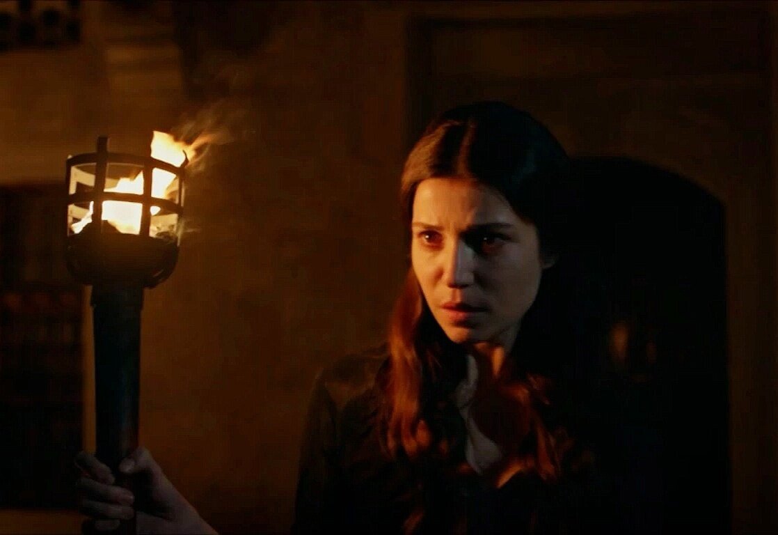 Авторский скрин в обработке.  Хатидже во власти кошмара на фоне переживаний из-за тяжелой болезни Ибрагима. 