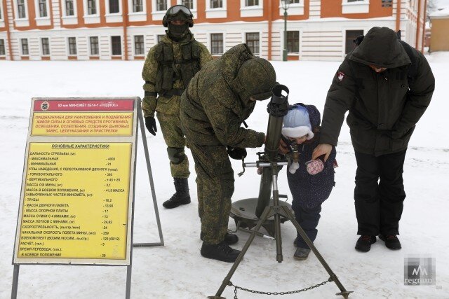 Ребенок рассматривает картинки