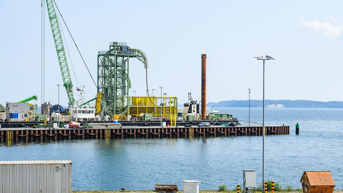    Строительство газопровода "Северный поток-2" в Германии / Порт Мукран - логистический центр "Северного потока-2"© РИА Новости . Дмитрий Лельчук