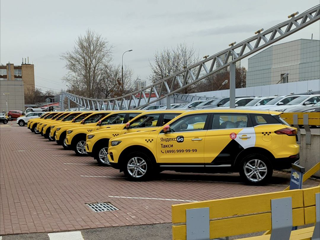 10 новых Geely Atlas Pro в оклейке Яндекс