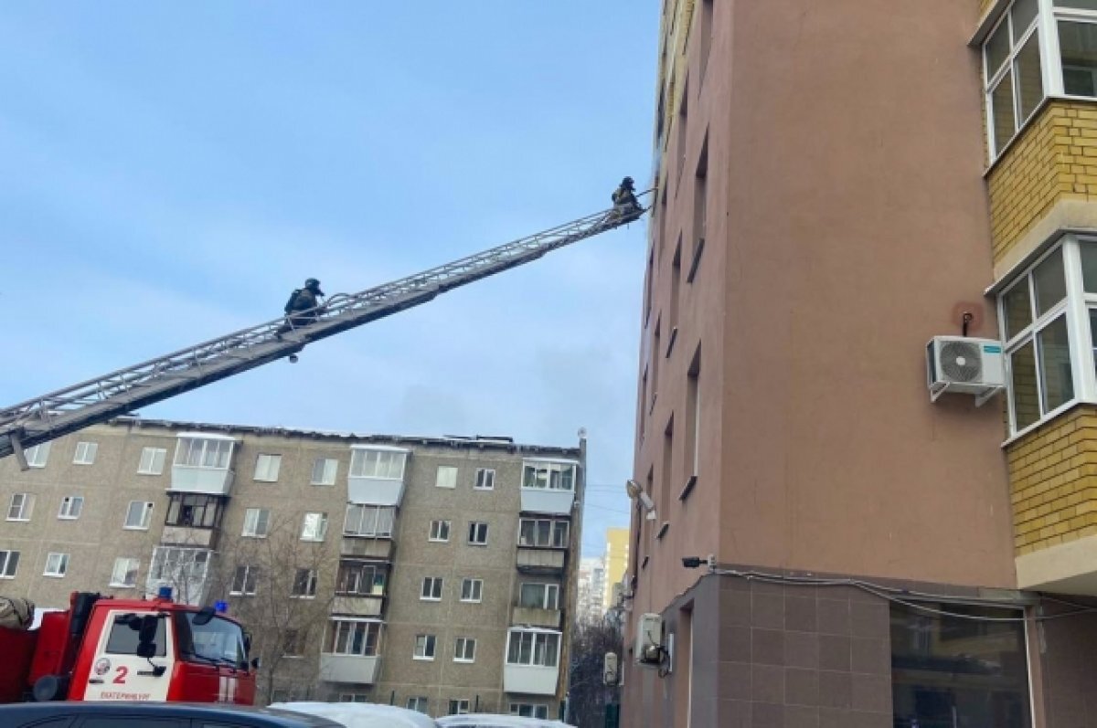    В Екатеринбурге горит квартира в многоэтажке на Крауля