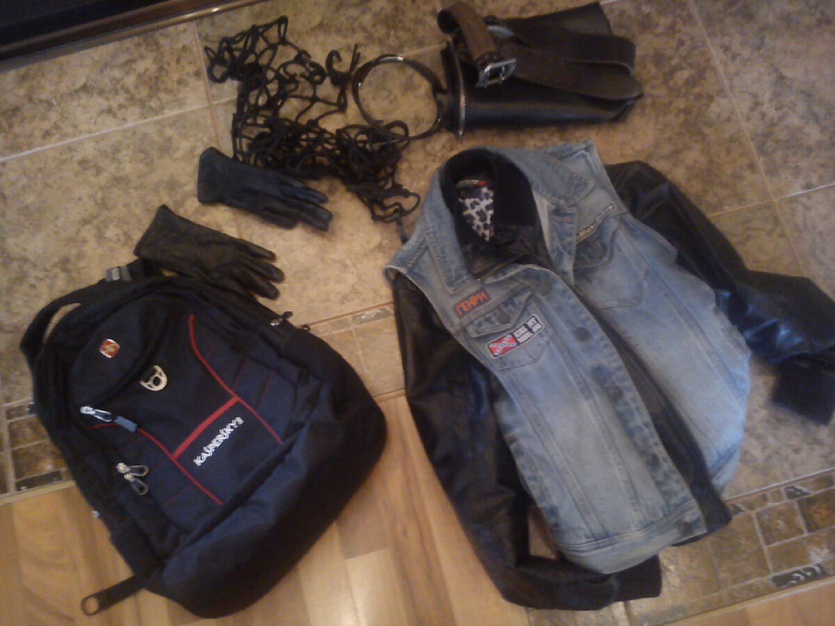 Фото 2016 года: куртка, чапсы, перчатки, паук и трос сцепления. В руках шлем. Так я поехала в Москву за мотоциклом