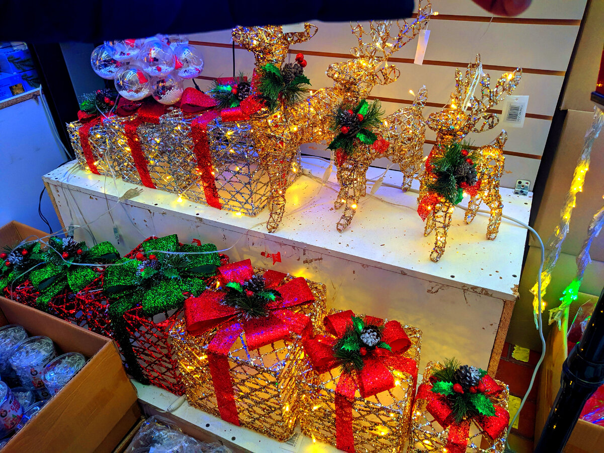 Новогодние украшения, светящиеся олени, коробки красивые. Фото автора.