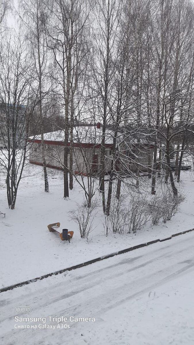 Фото автора с балкона.Магазин , вход с другой стороны.