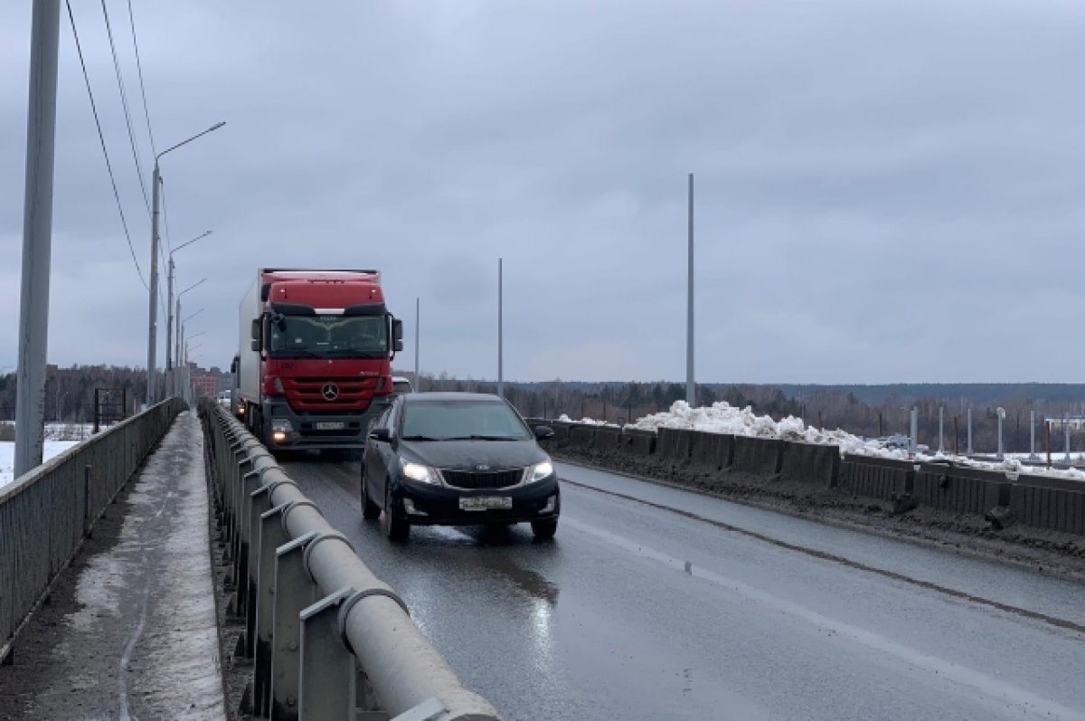    Интервал движения большегрузов по Коммунальному мосту в Томске увеличили
